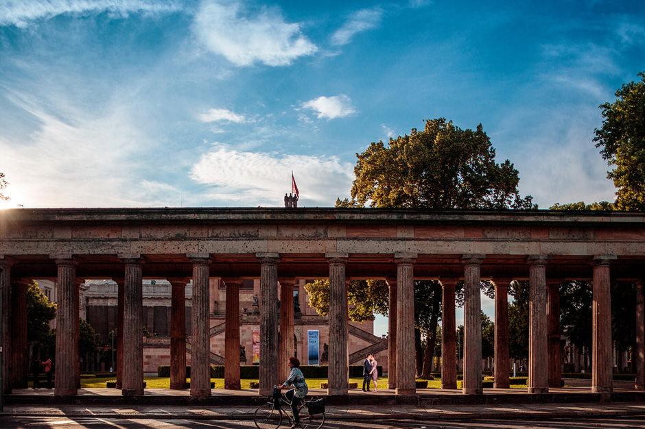 Verlobungsfotos auf der Museumsinsel in Berlin
