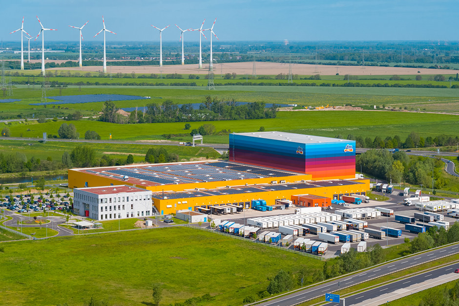 Pressefoto Nutzung von Wind- & Solarenergie in Logistik Pressefoto Nutzung von Wind- & Solarenergie in Logistik
