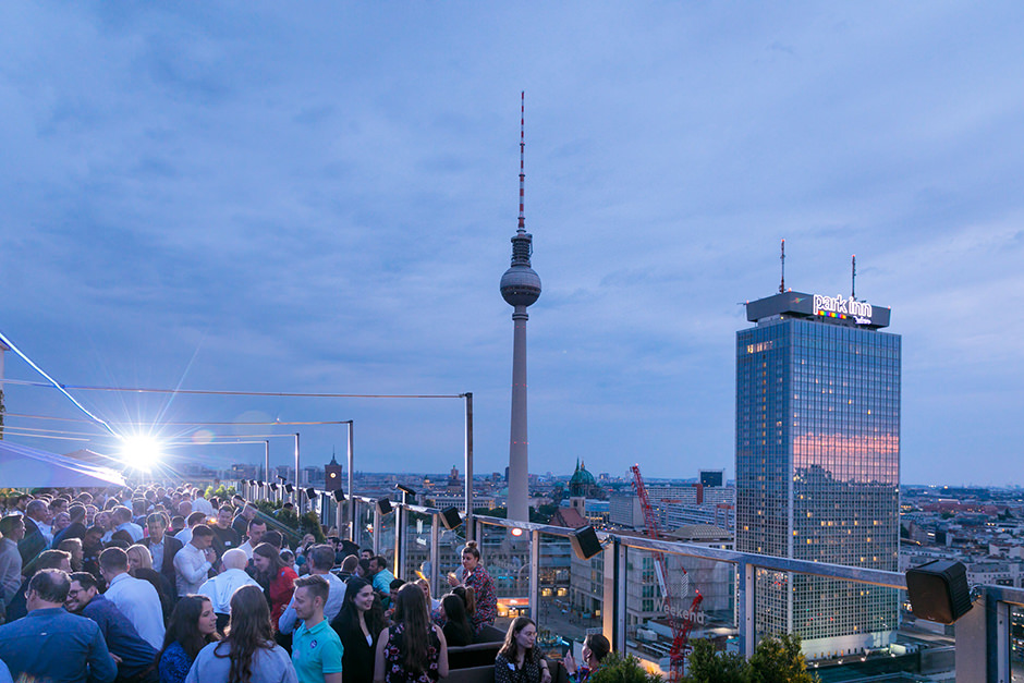 Veranstaltungsfoto zur blauen Stunde am Alexanderplatz vom Fotograf in Berlin