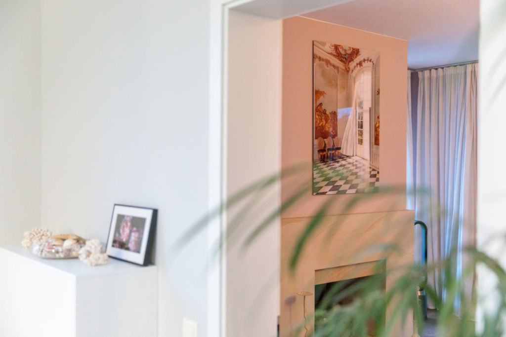 Wandbild hinter Acryl im Schlafzimmer