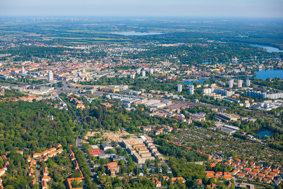 Luftbild aus Flugzeug über Potsdam mit Blick auf Bahnhof, Teltower Vorstadt und die Innenstadt um den alten Markt
