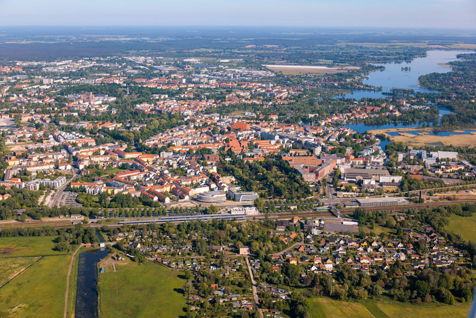 Hauptbahnhof, Dominsel und Altstadt von Brandenburg an der Havel in einem Luftbild aus dem Flugzeug in 300m Höhe