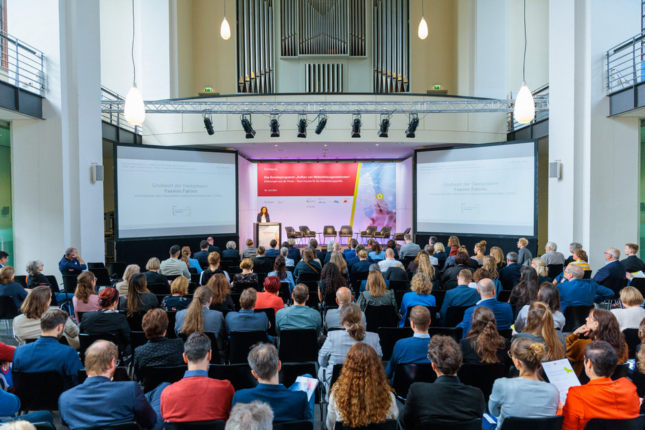 Blick aus dem Publikum auf Sprecherin am Pult