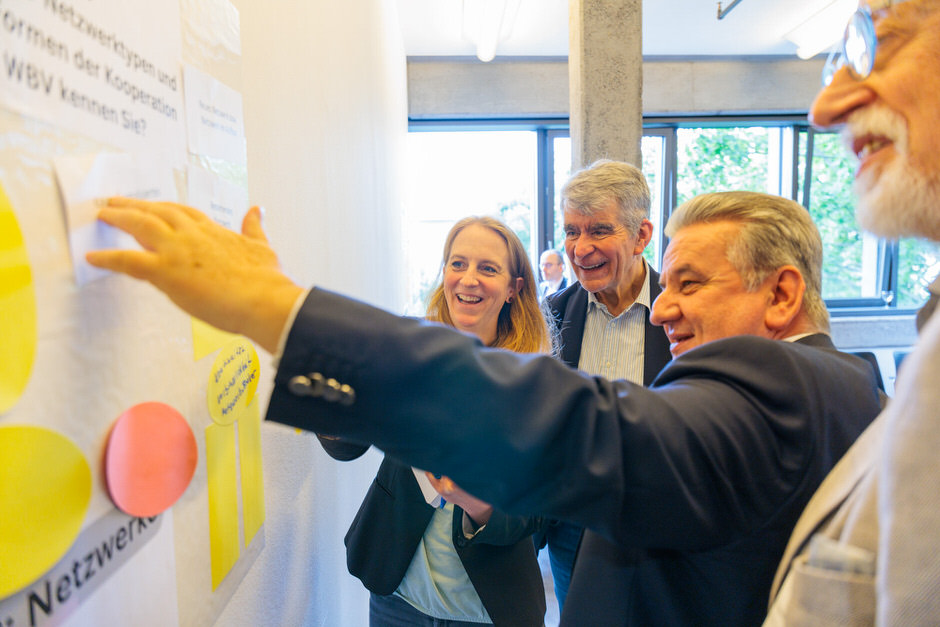 Veranstaltungsgäste tauschen sich in Workshops aus