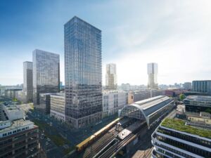Drohne im Regierungsviertel Berlin-Mitte am Fernsehturm über dem Alexanderplatz in 203m Höhe mit einer Sondergenehmigung des BAF