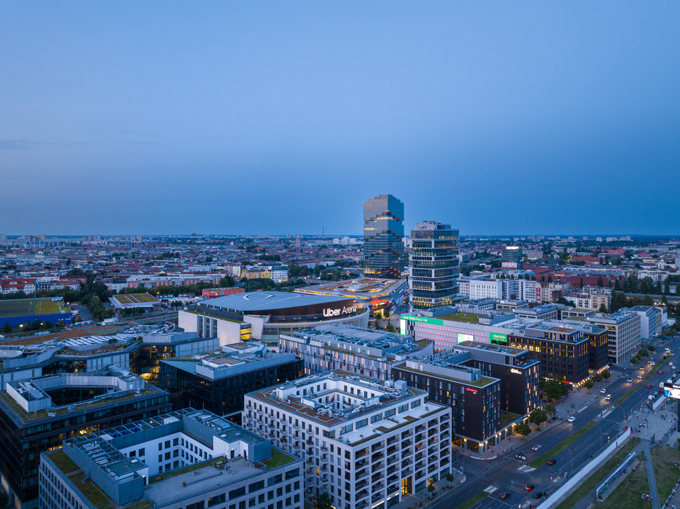 Blaue Stunde Luftbild der Umgebung rund um die UBER Arena Berlin Friedrichshain