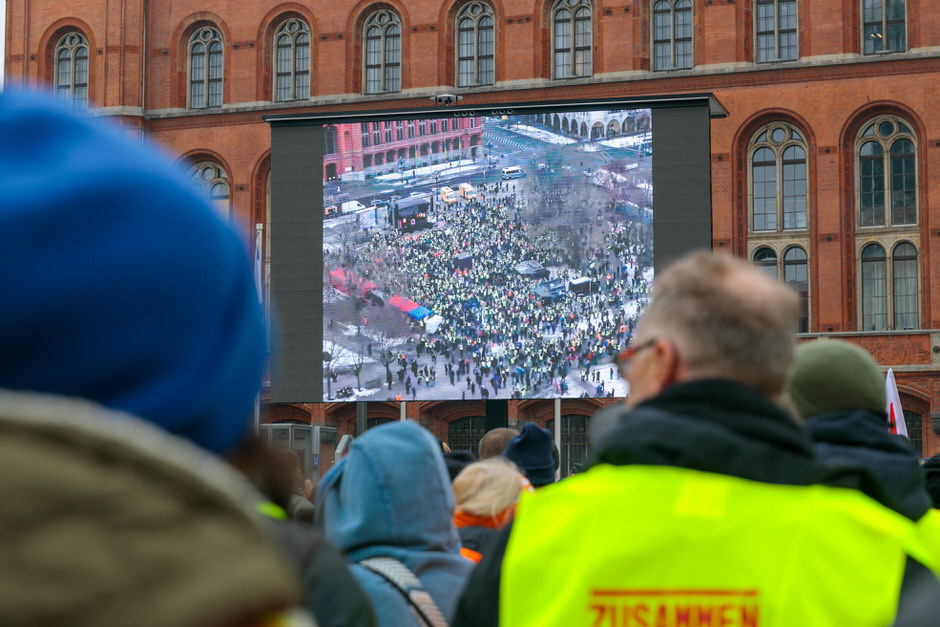 Teilnehmer sehen die Größe ihrer Veranstaltung im Live-Bild der Drohne auf einer Leinwand Teilnehmer sehen die Größe ihrer Veranstaltung im Live-Bild der Drohne auf einer Leinwand