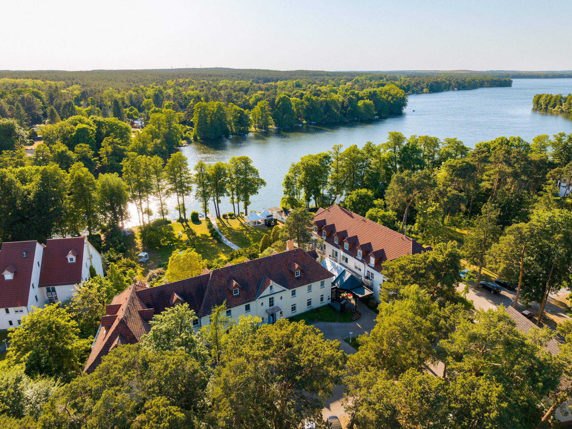 Luftaufnahme einer Hotelanlage in Brandenburg