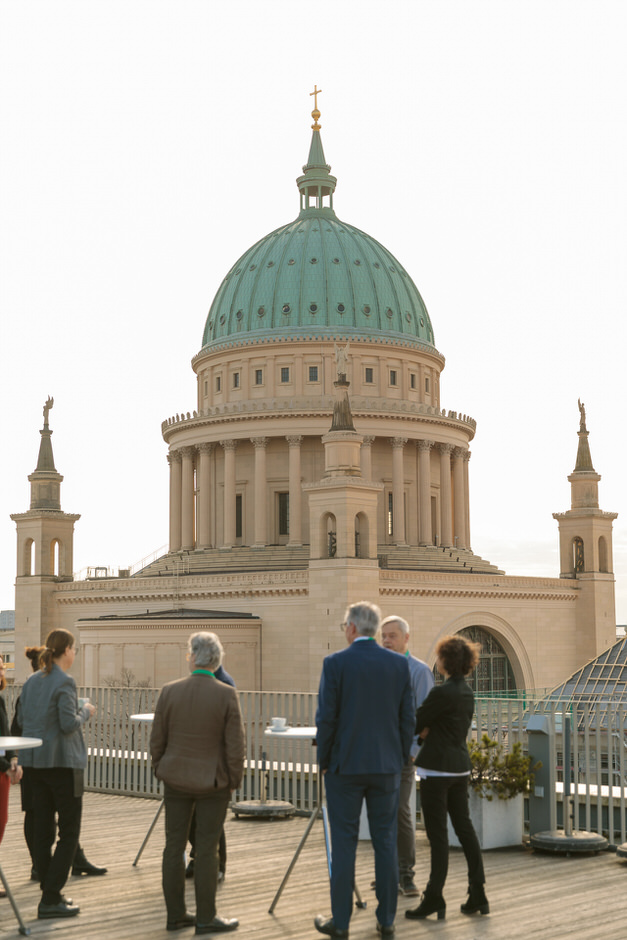 Teilnehmer einer Konferenz im Wissenschaftsforum vor der Nikolaikirche