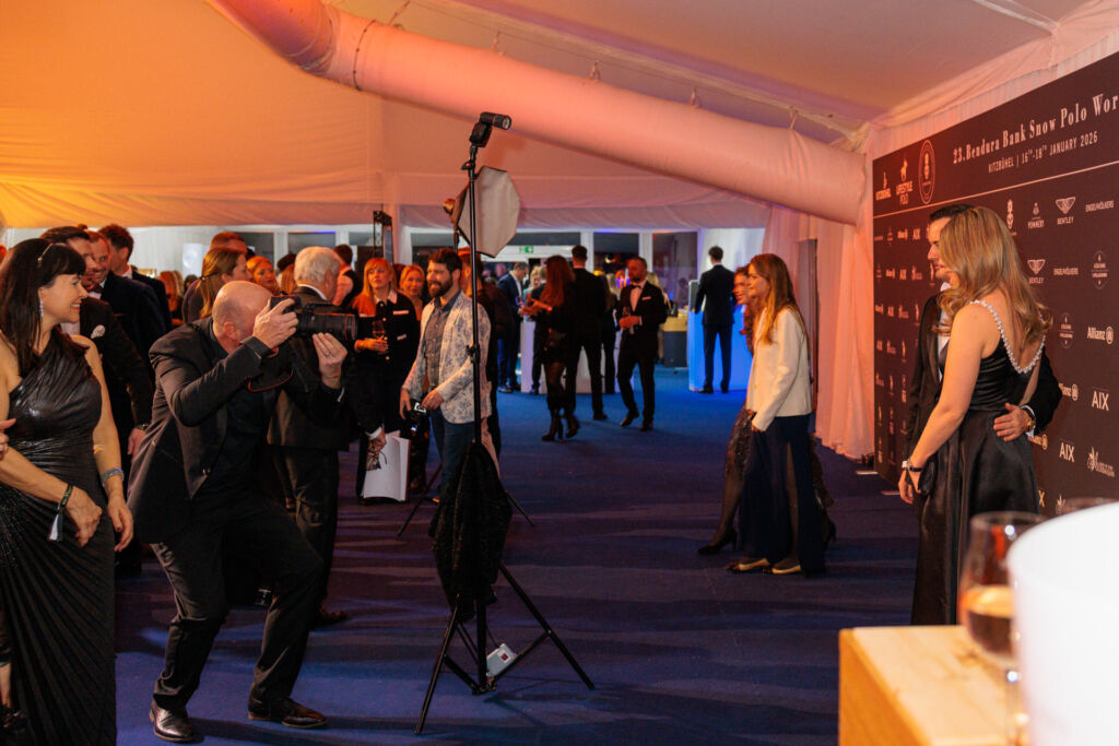 Fotodruck für festliche Abendveranstaltung mit beeindruckender Blumenwand Fotograf erstellt Portraits der Gäste einer Gala vor der Sponsorenwand